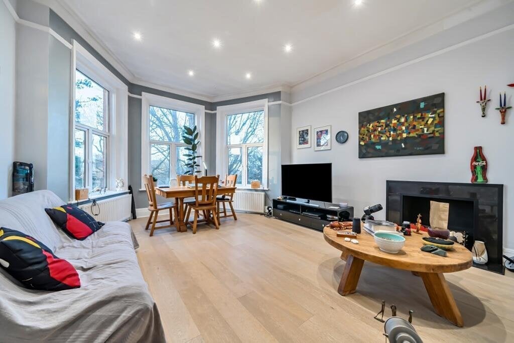 Flat Shepherds Hill in Greater London