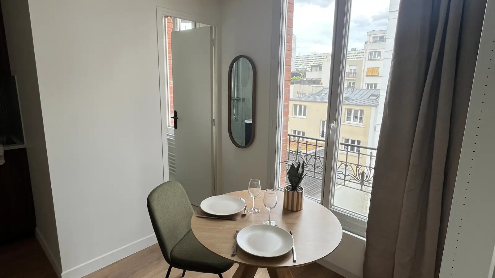 Flat Rue du Groupe Manouchian in Paris