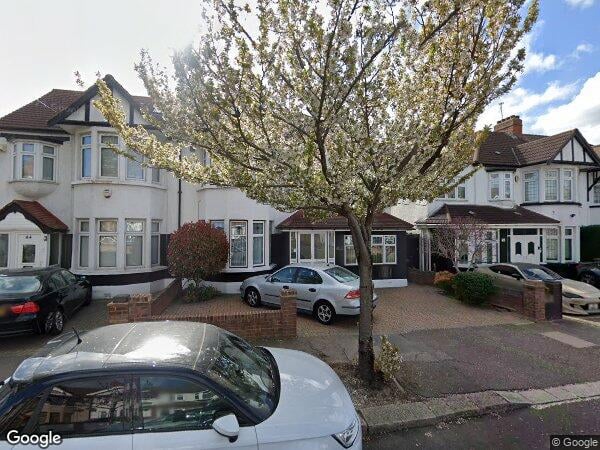 Flat Beechwood Gardens in Greater London