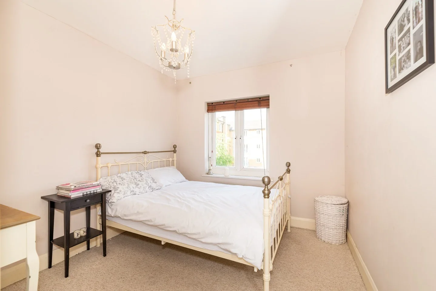 Flat Gales Gardens in Greater London