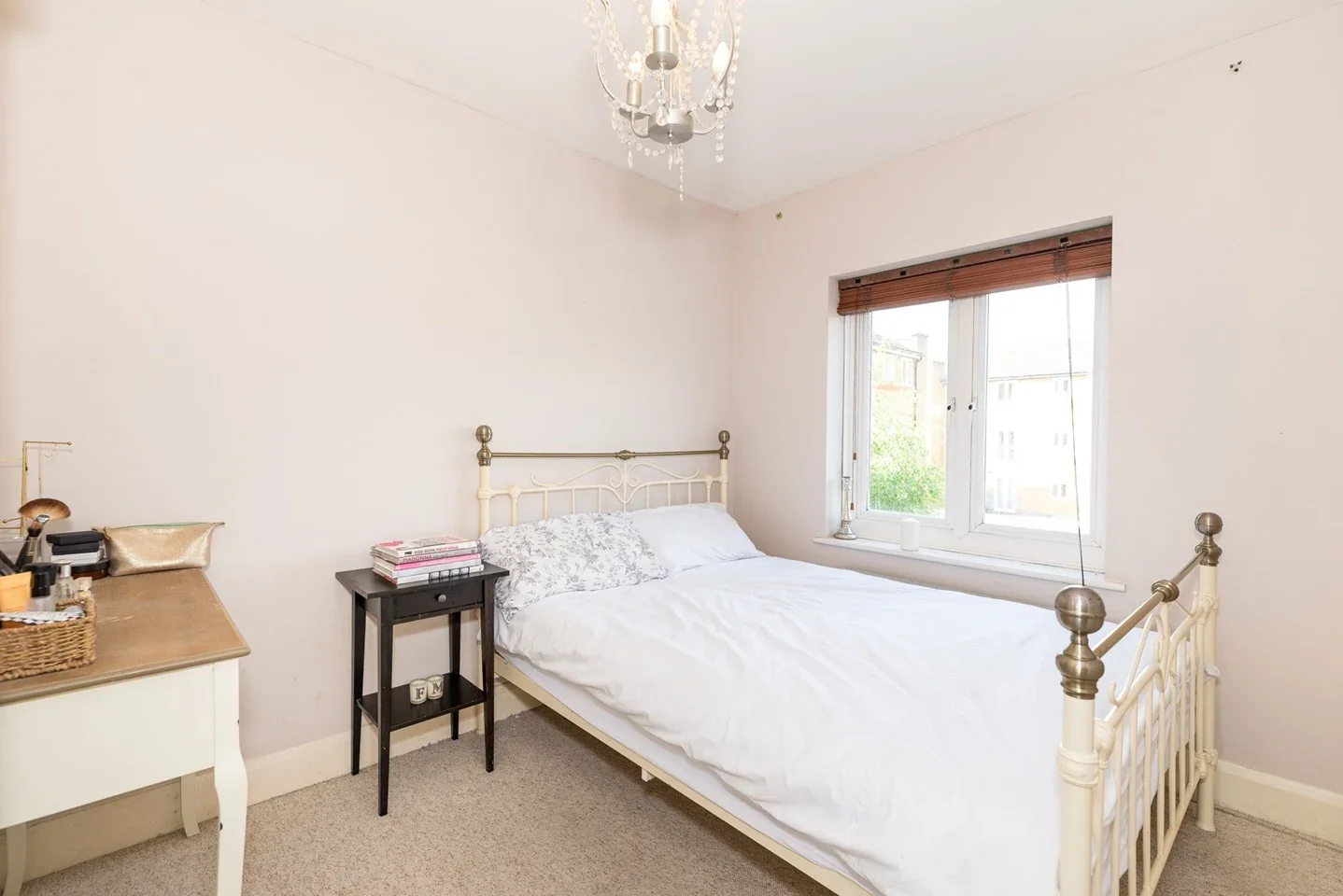 Flat Gales Gardens in Greater London