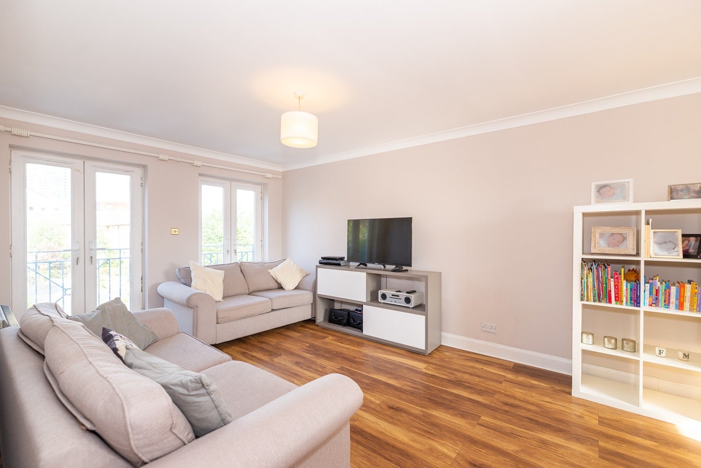 Flat Gales Gardens in Greater London