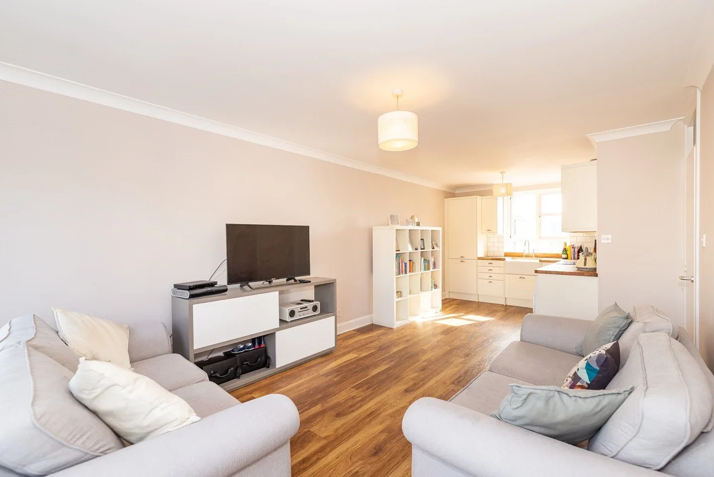 Flat Gales Gardens in Greater London