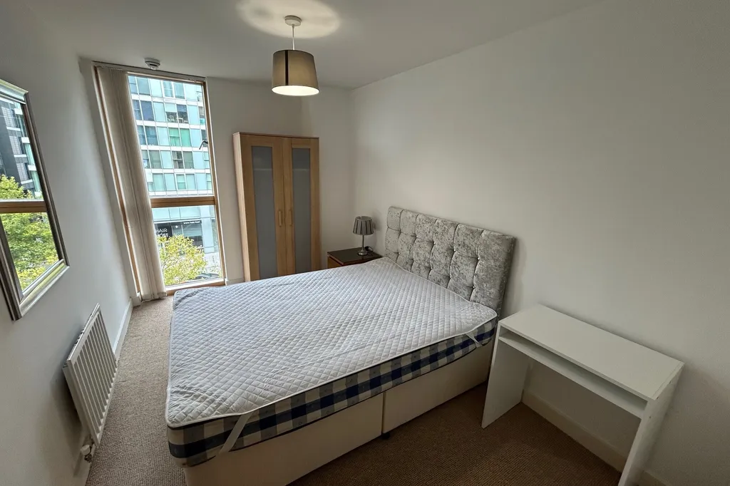 Flat Avebury Boulevard in Milton Keynes