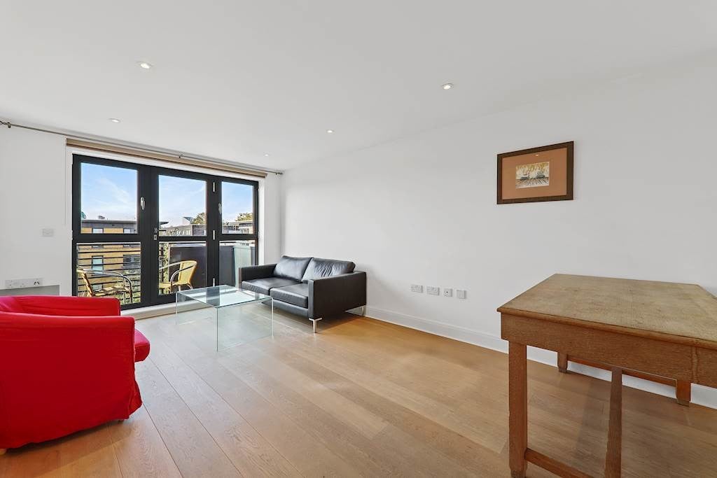 Flat Spa Road in Greater London