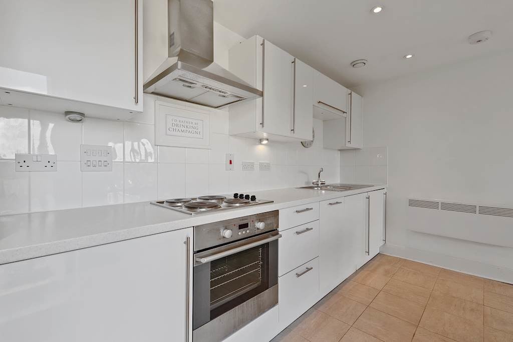 Flat Spa Road in Greater London