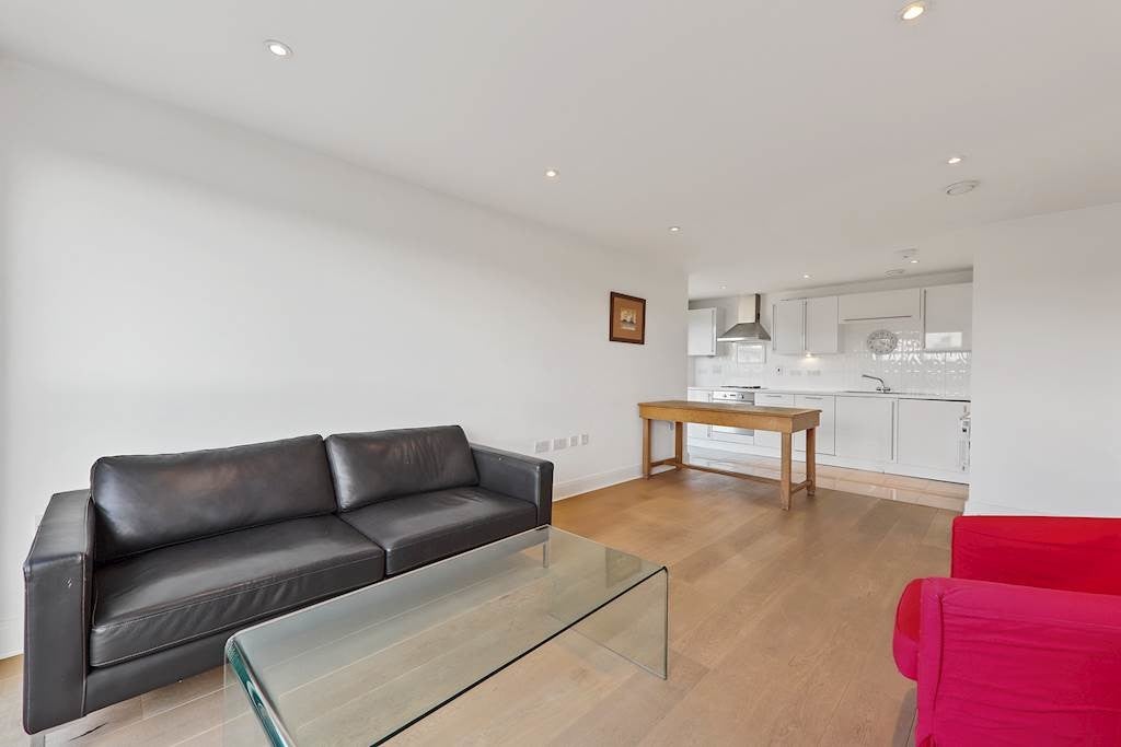Flat Spa Road in Greater London