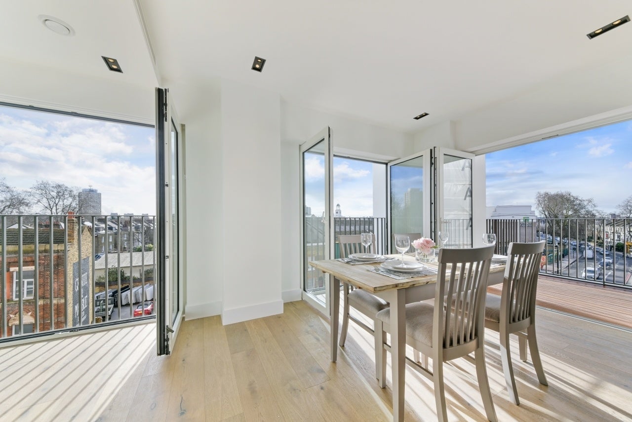 Flat Exchange Gardens in Greater London