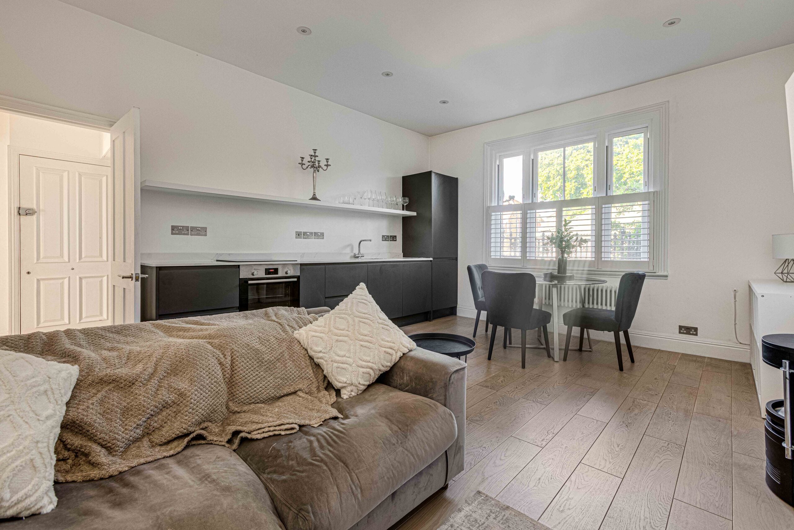 Flat Thornton Avenue in Greater London