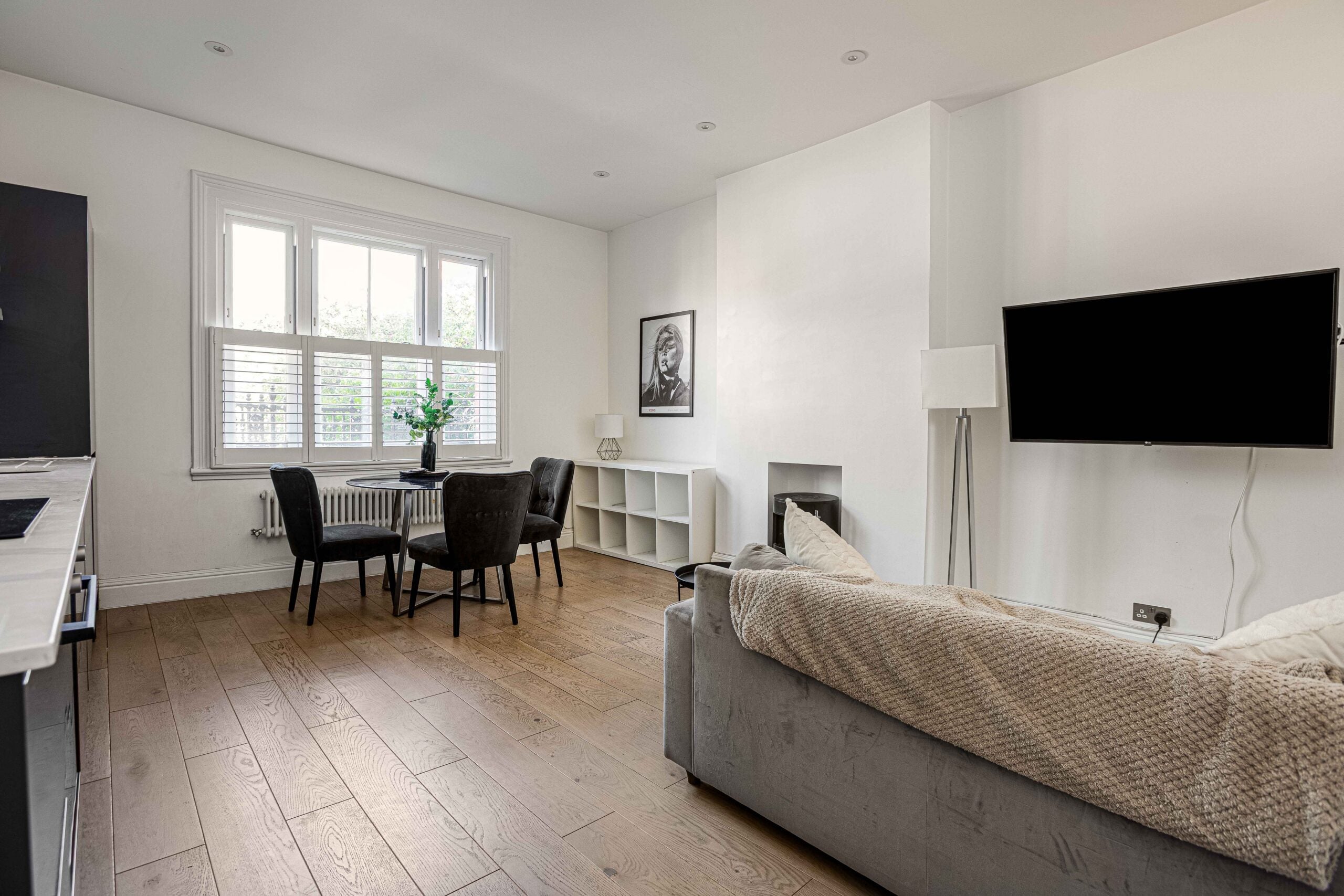 Flat Thornton Avenue in Greater London