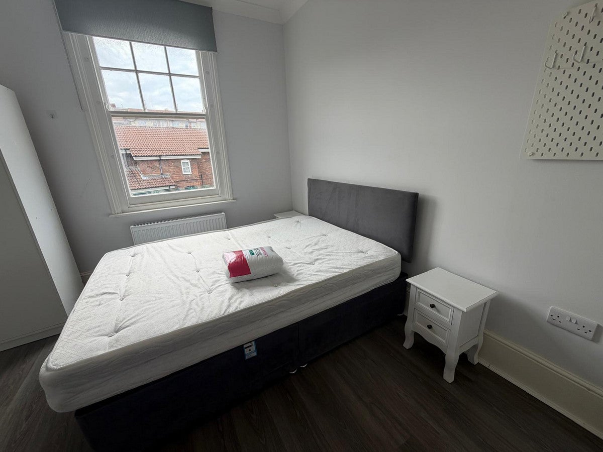 Flat Robinson Street in Greater London