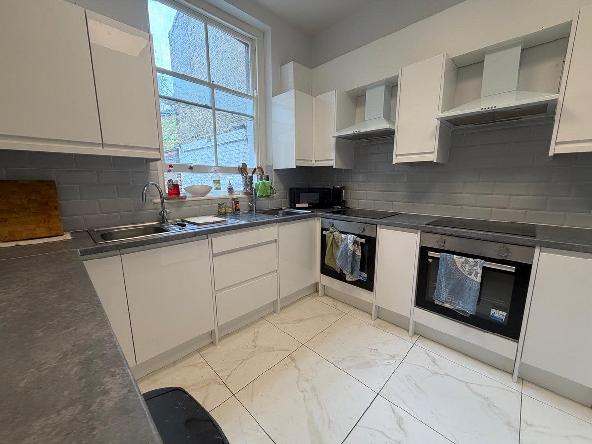 Flat Robinson Street in Greater London