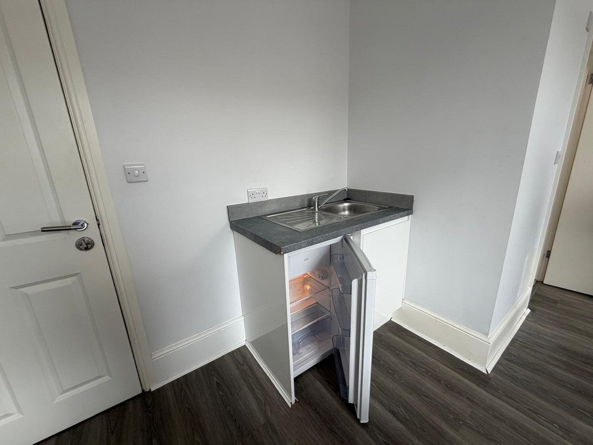Flat Robinson Street in Greater London