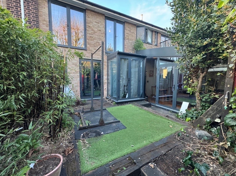 Room Rowditch Lane in Greater London