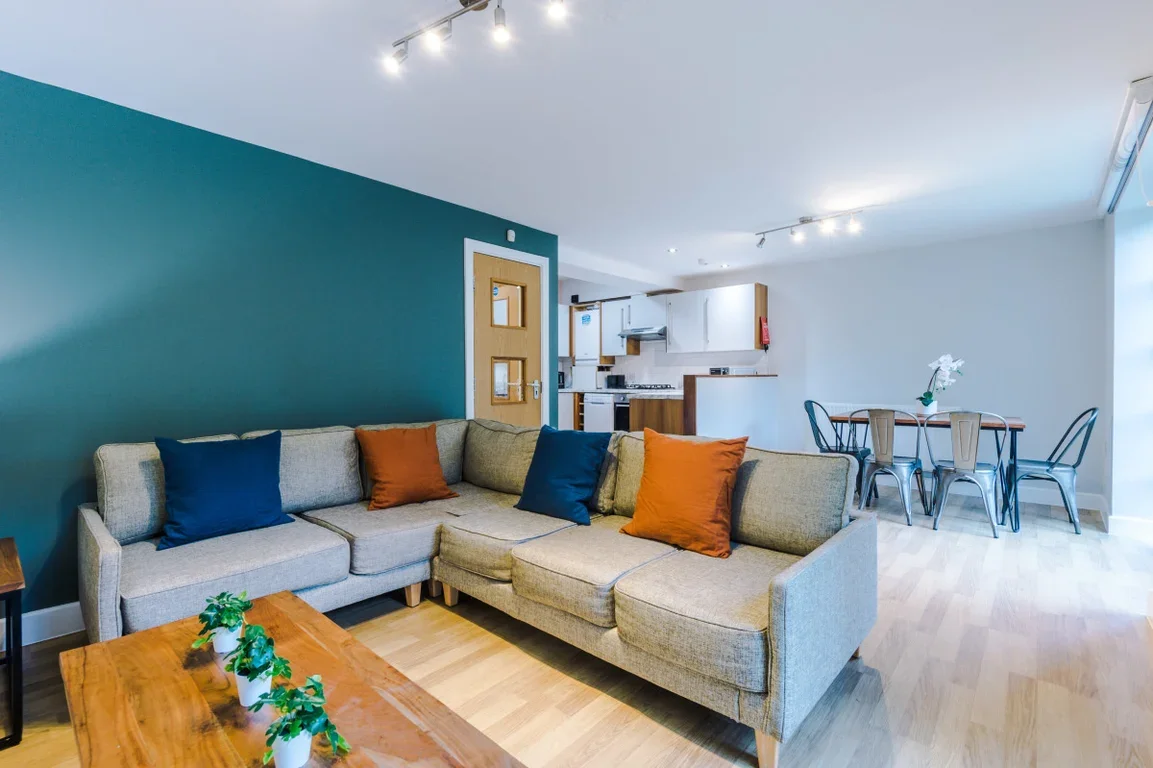 Flat Jesmond Road in Newcastle upon Tyne