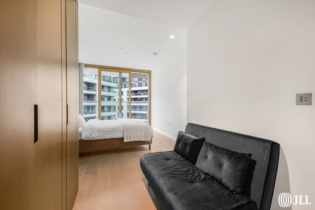 Flat Park Drive in Greater London