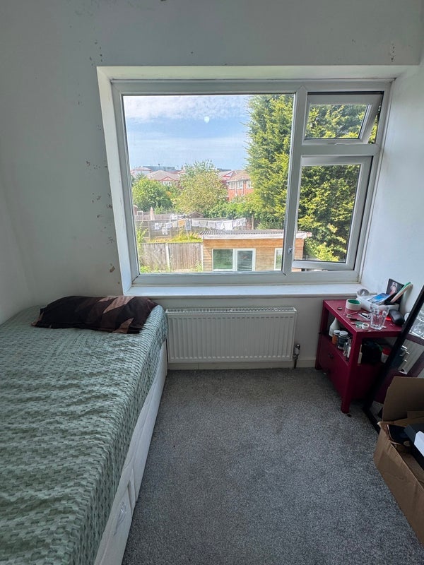 Room Newby Avenue in St Helens