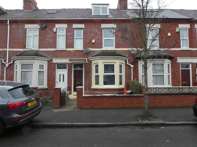 Flat Ayres Road in Manchester