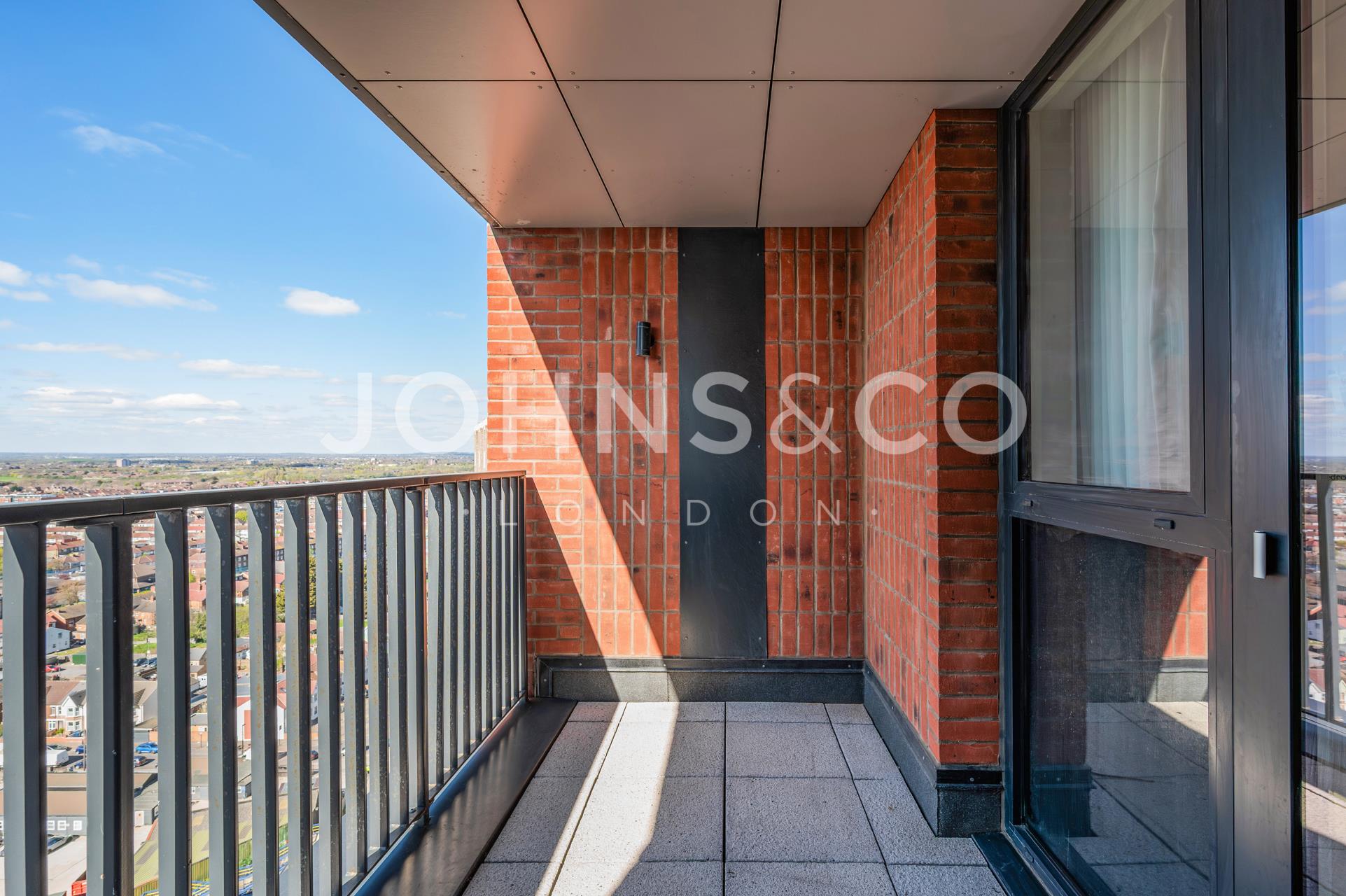 Flat Healum Avenue in Greater London