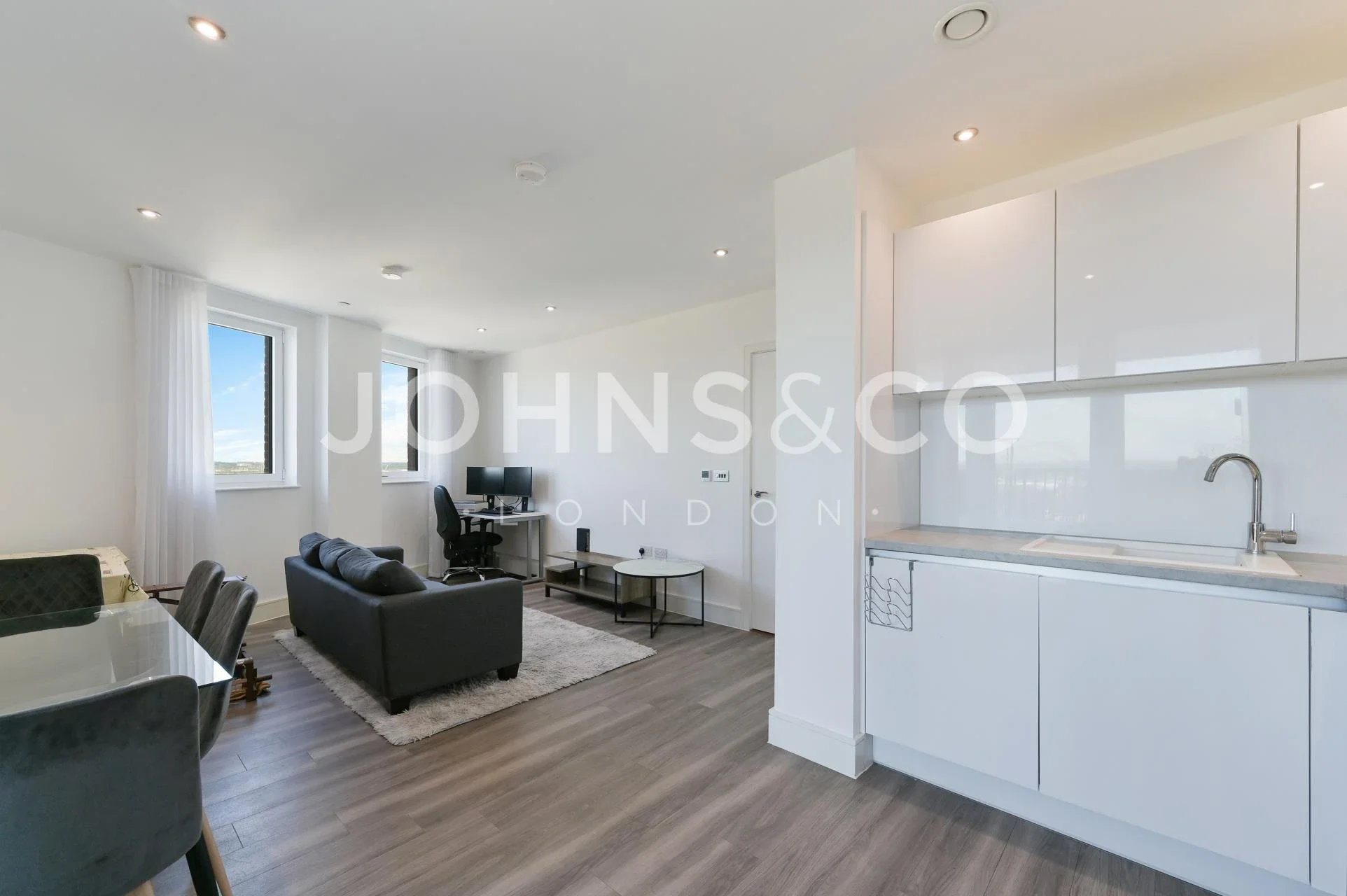 Flat Healum Avenue in Greater London