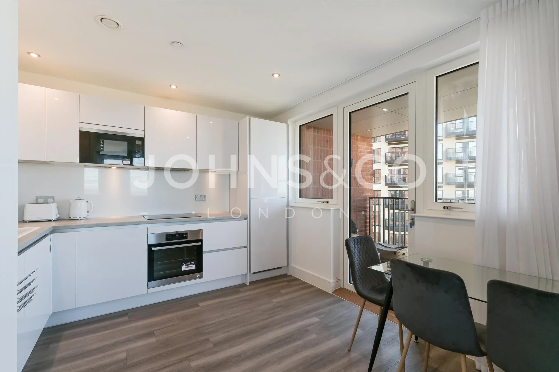 Flat Healum Avenue in Greater London