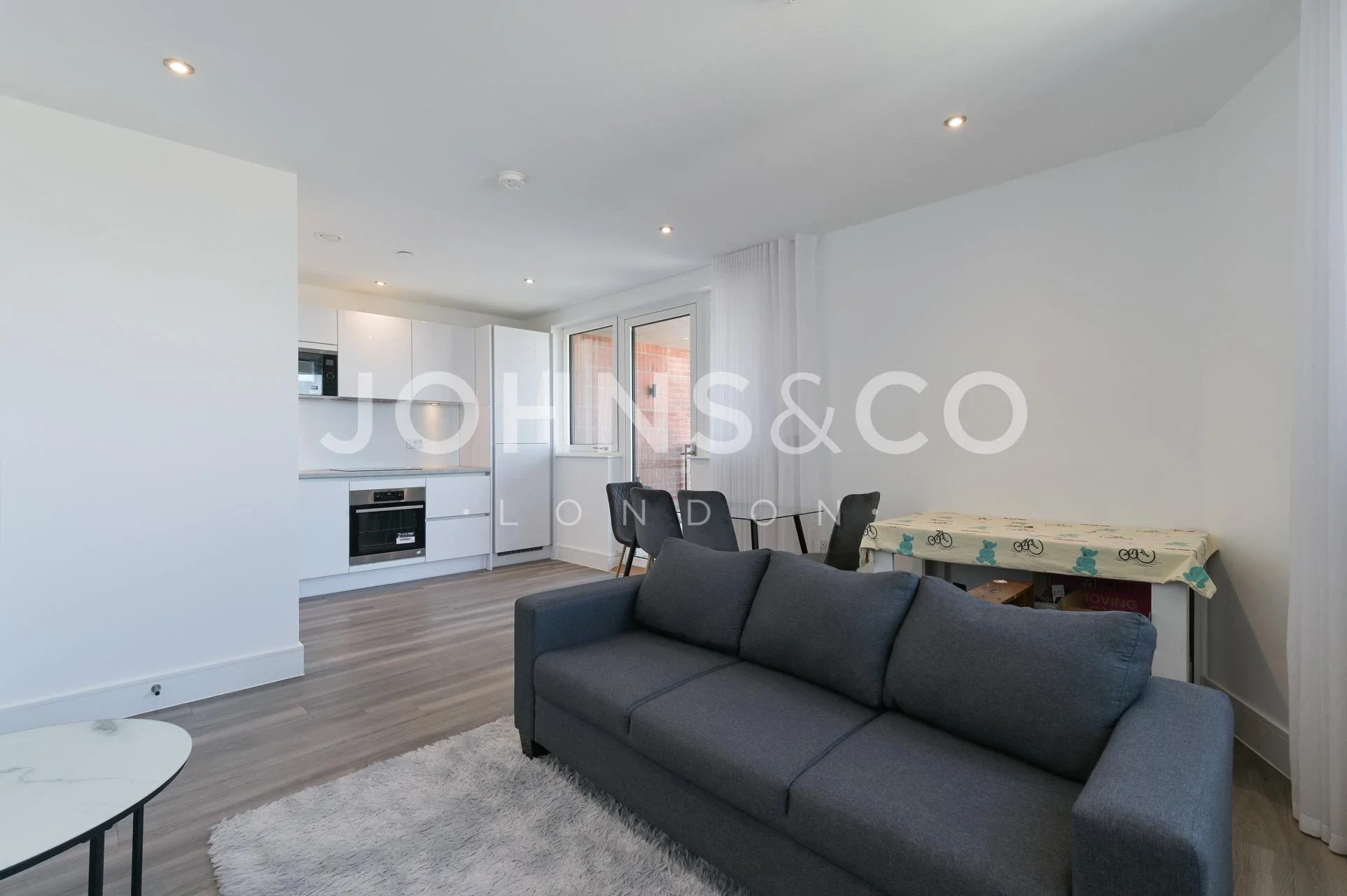 Flat Healum Avenue in Greater London