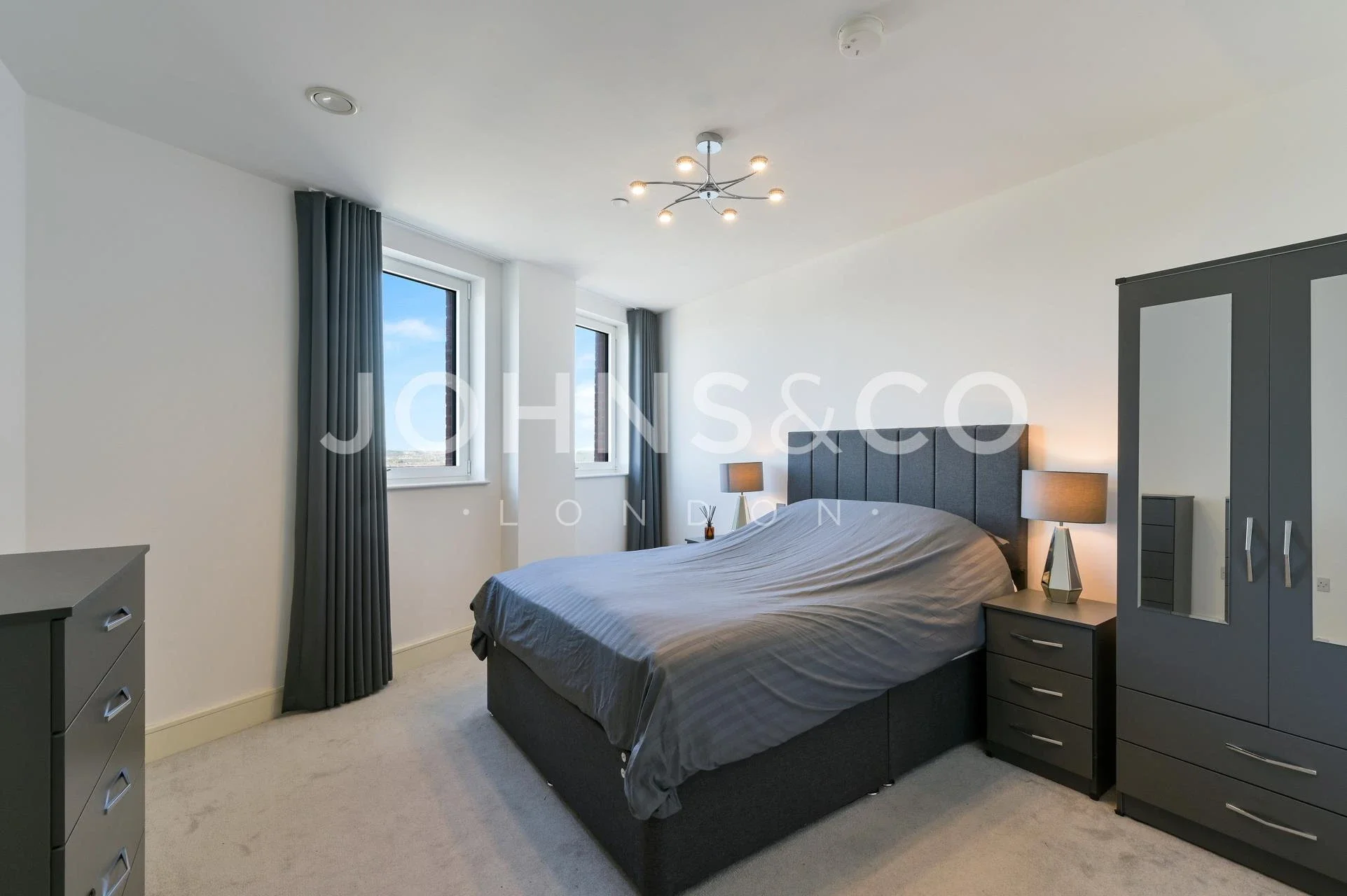 Flat Healum Avenue in Greater London