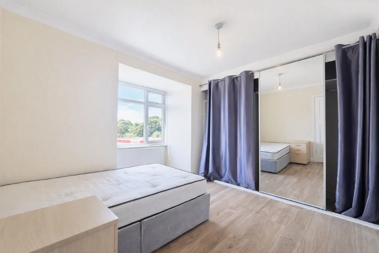 Flat Twickenham Road in Greater London
