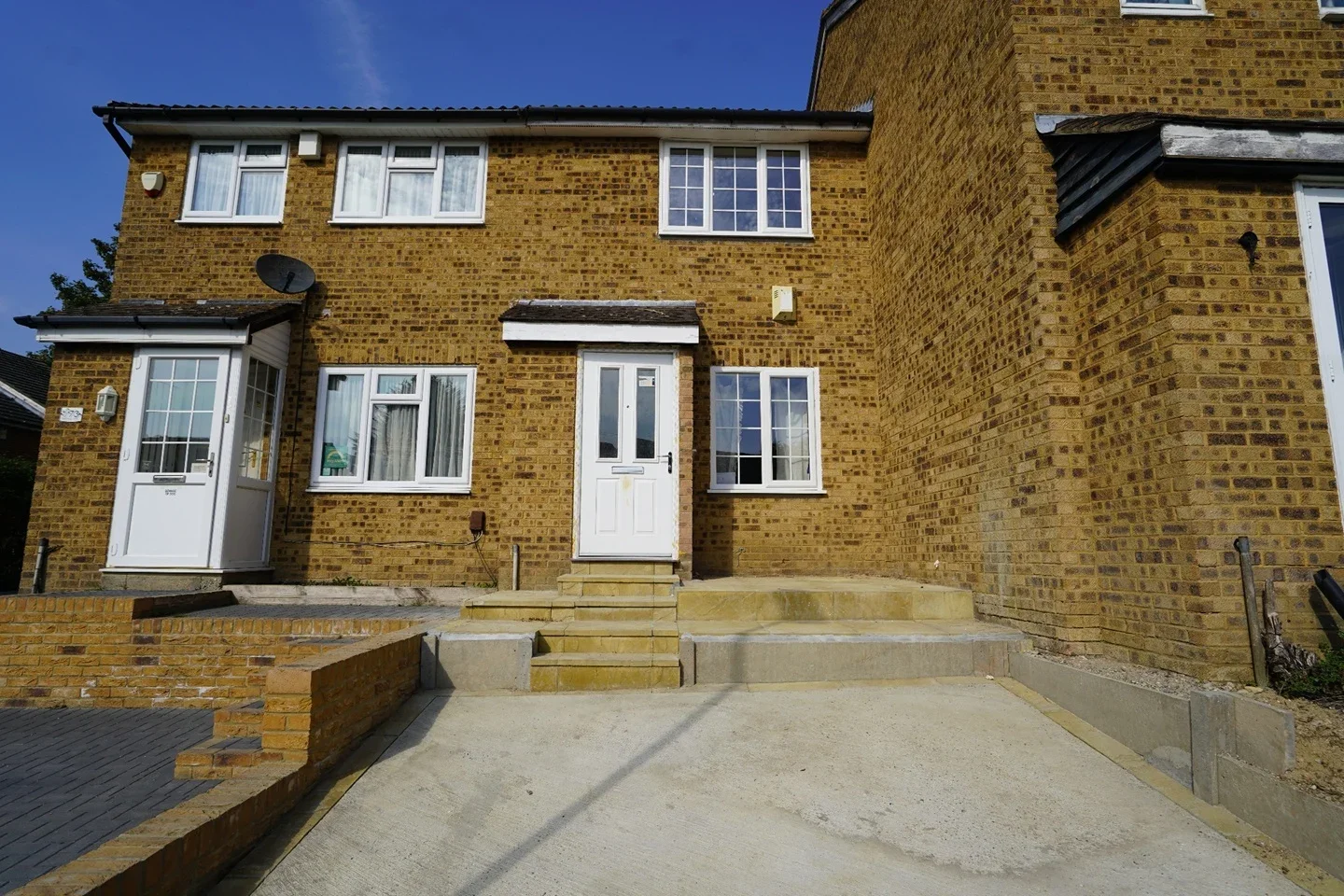 House Doveney Close in Greater London