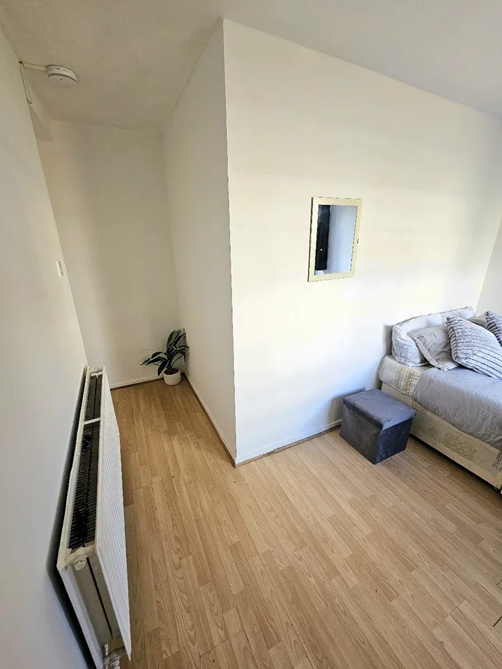 Room Brock Place in Greater London