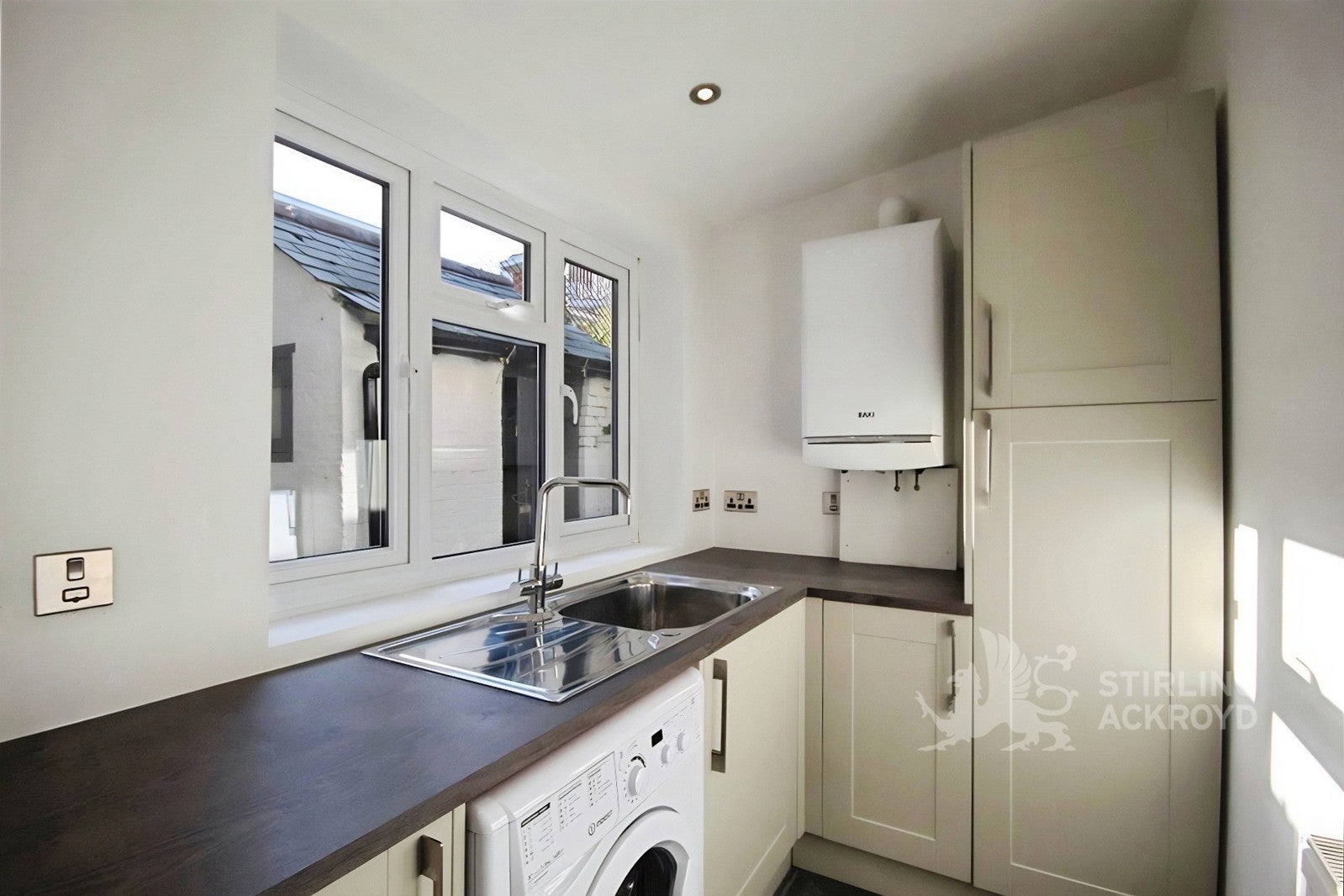 Flat Walnut Tree Close in Guildford