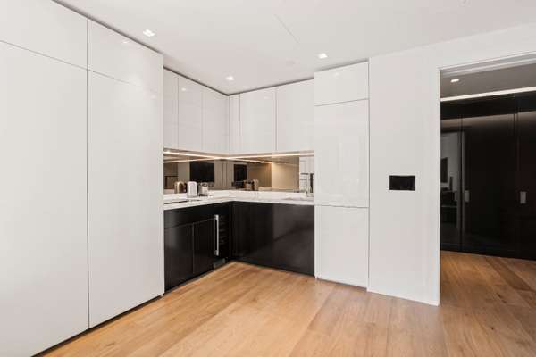 Flat Belvedere Road in Greater London