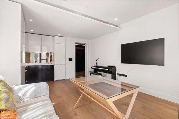 Flat Belvedere Road in Greater London