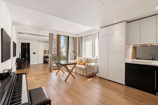 Flat Belvedere Road in Greater London