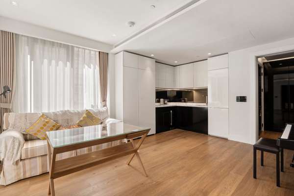 Flat Belvedere Road in Greater London