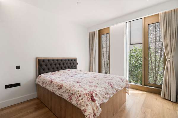 Flat Belvedere Road in Greater London