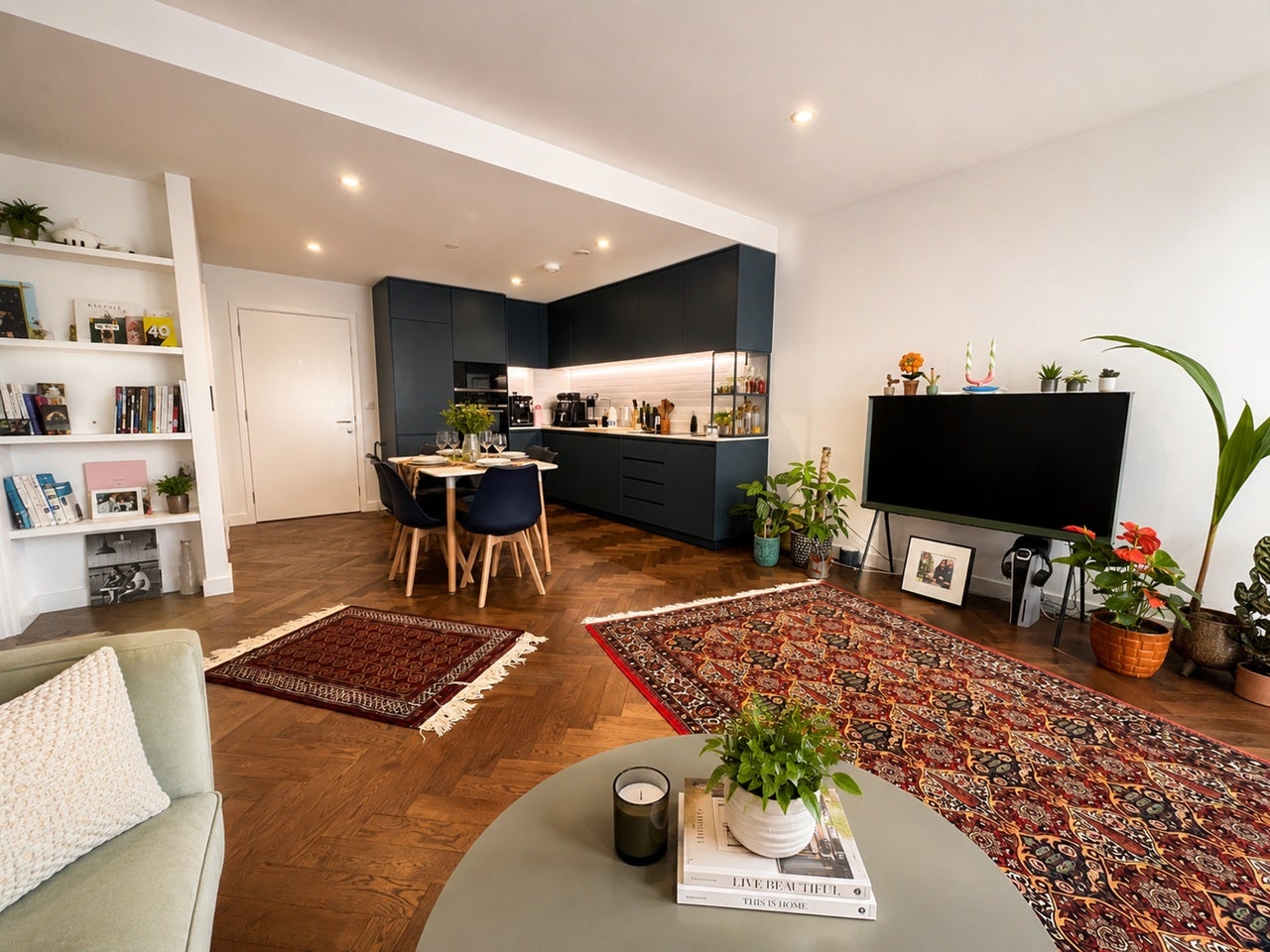 Flat Parkview Avenue in Greater London