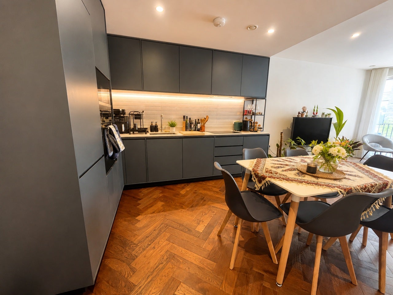 Flat Parkview Avenue in Greater London