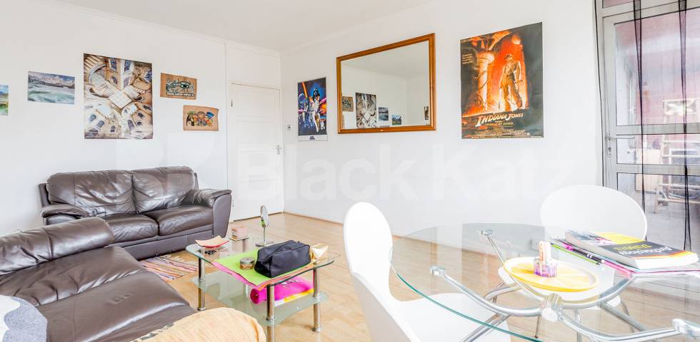 Room White Lion Street in Greater London