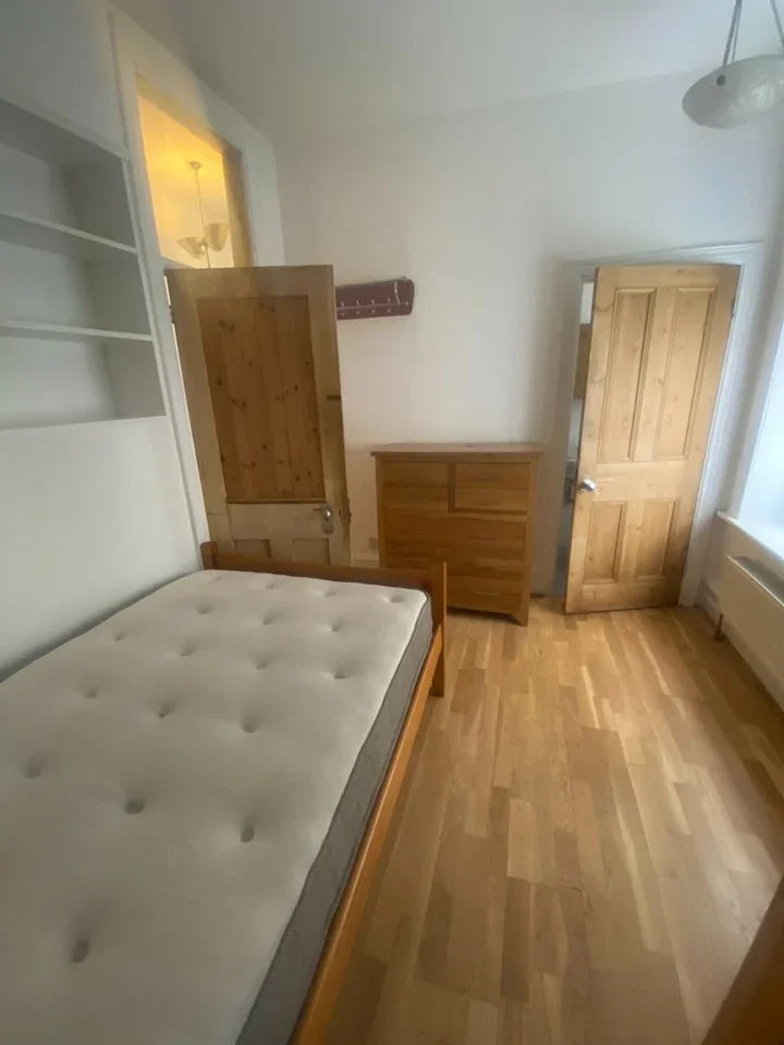 Room Grantully Road in City of Westminster
