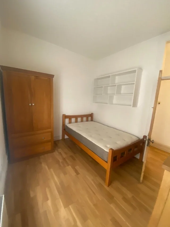 Room Grantully Road in City of Westminster