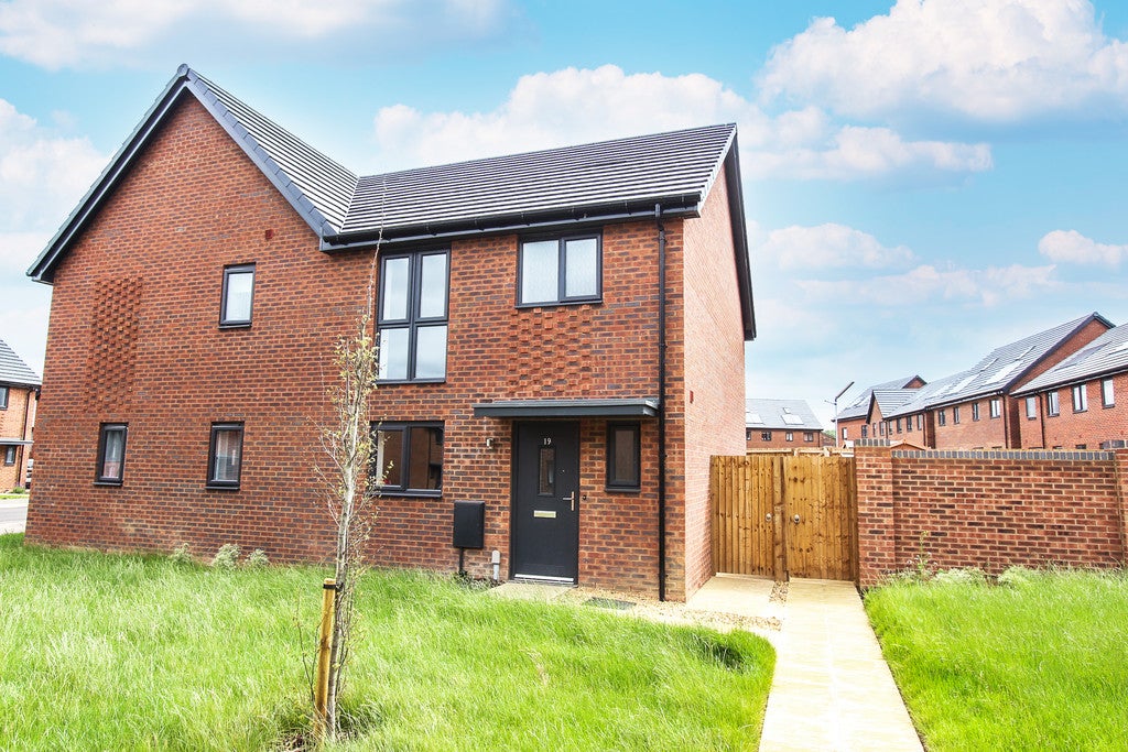 House Saunders Close in Walton