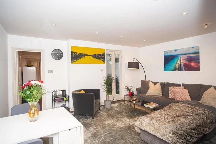 Flat Ifield Road in Greater London