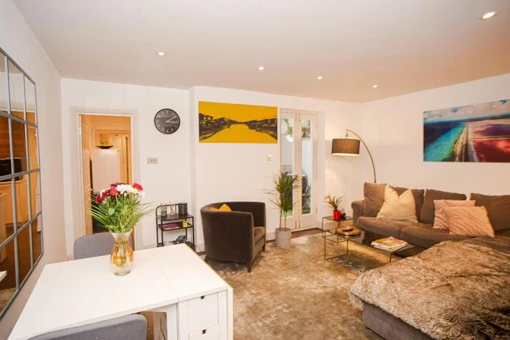Flat Ifield Road in Greater London