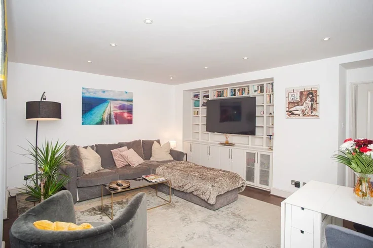 Flat Ifield Road in Greater London