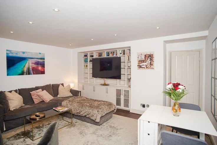 Flat Ifield Road in Greater London