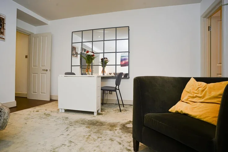 Flat Ifield Road in Greater London