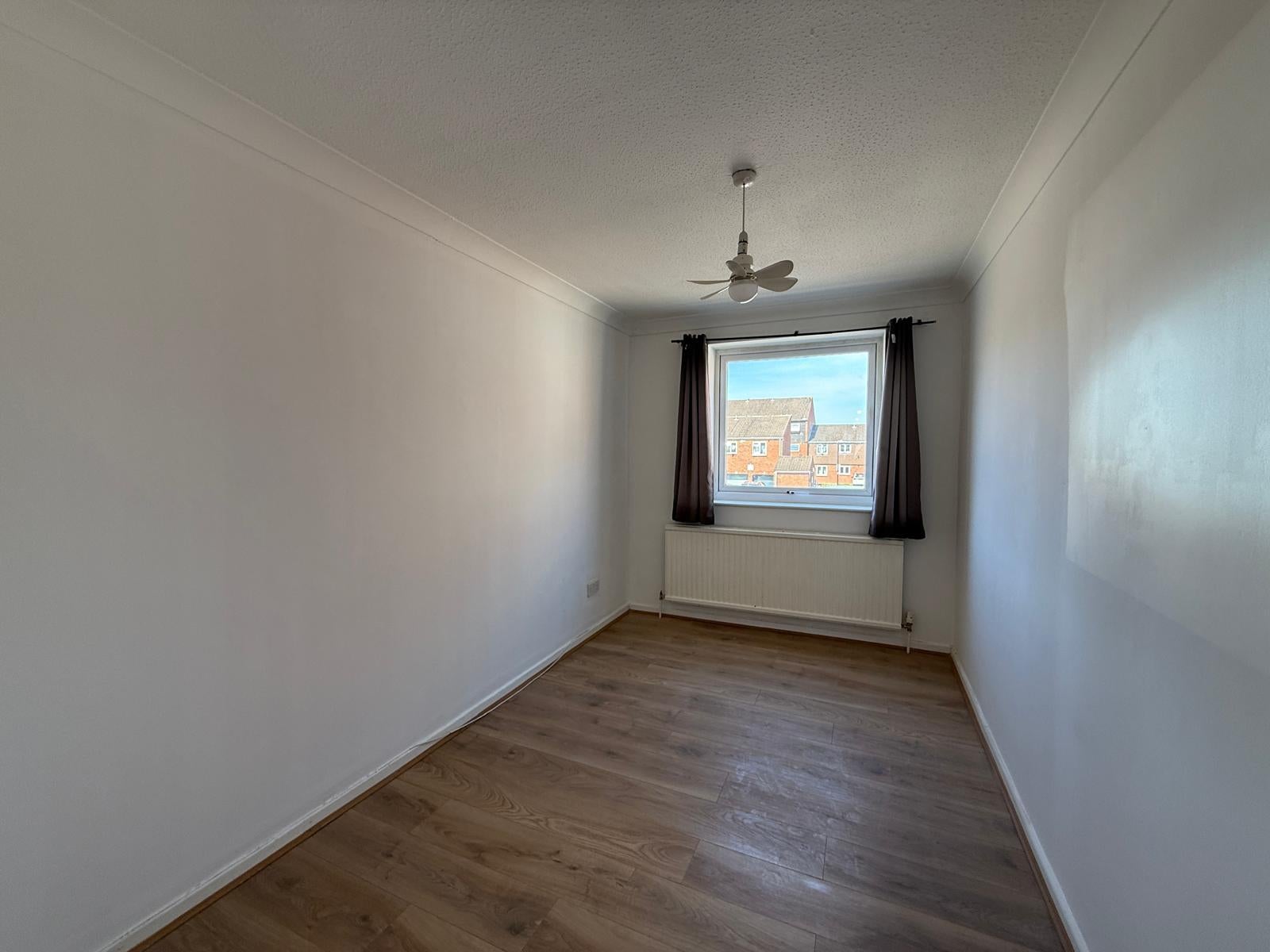 Flat Rochfords Gardens in Slough
