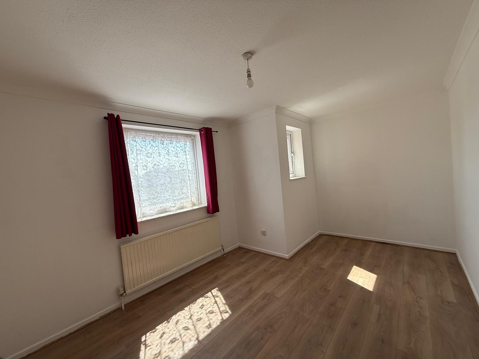 Flat Rochfords Gardens in Slough