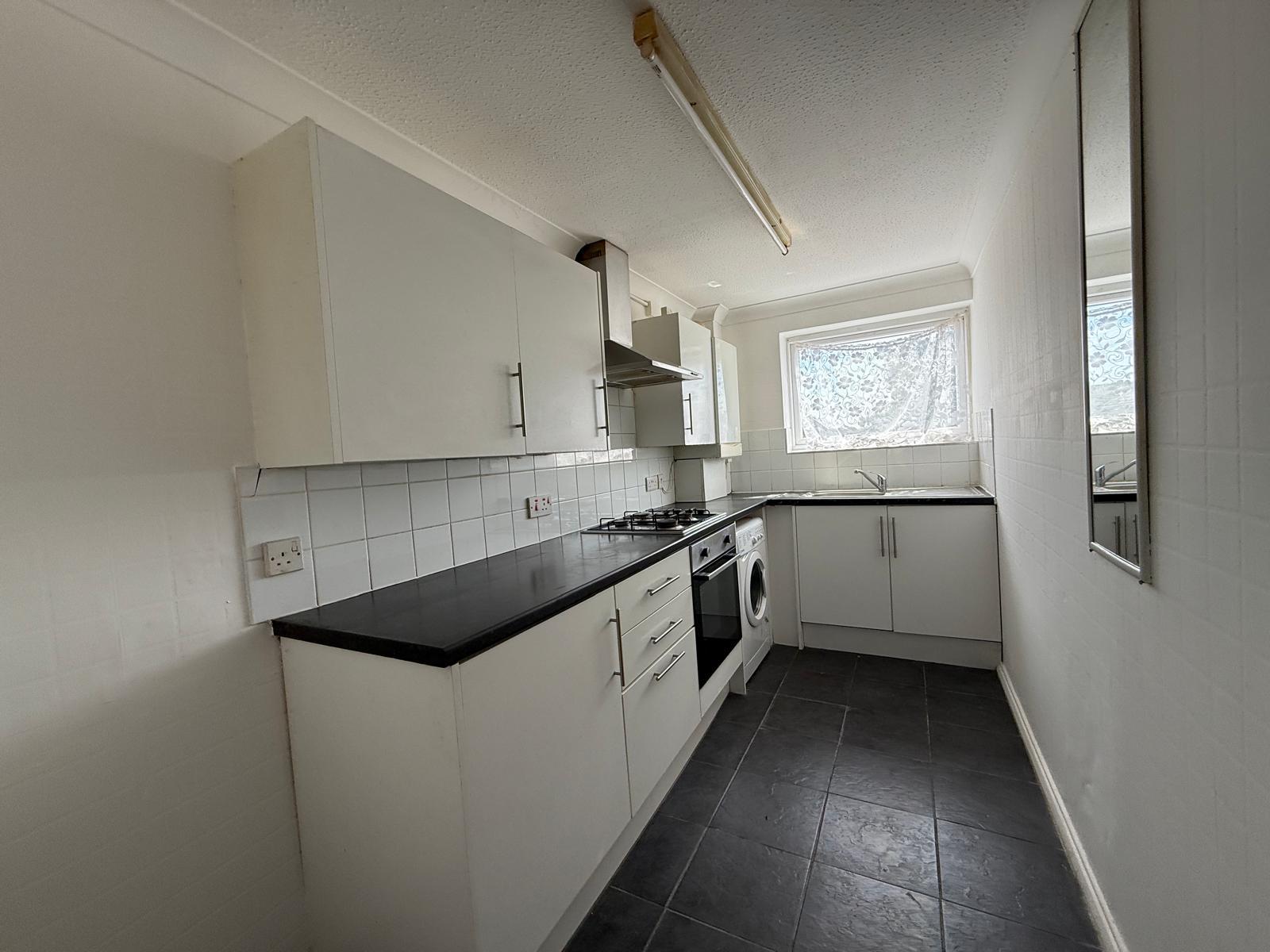 Flat Rochfords Gardens in Slough